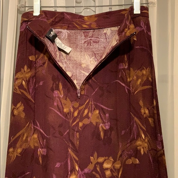 CLOSET CLEAR OUT!! SALE!!Sag Harbor burgundy/gold/rayon skirt Sz 6 - Picture 4 of 4